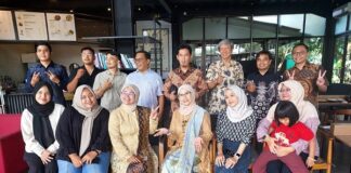 MTI UII Bekali Lulusan Kuasai Business Intelligence Pelepasan tujuh lulusan MTI UII oleh Winda Nur Cahyo, Ketua Prodi MTI UII. (foto : heri purwata)