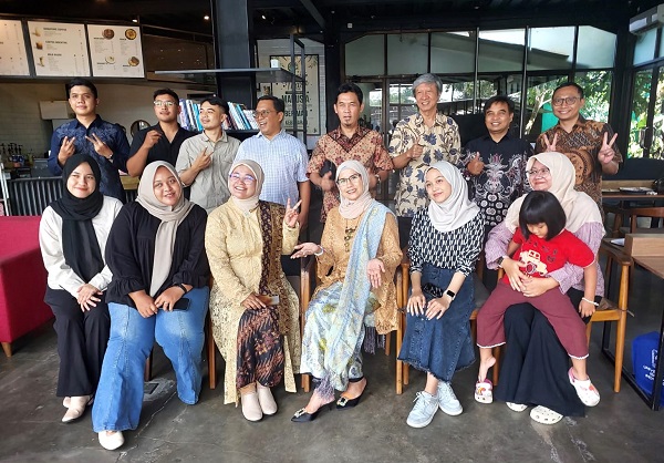 Pelepasan tujuh lulusan MTI UII oleh Winda Nur Cahyo, Ketua Prodi MTI UII. (foto : heri purwata)