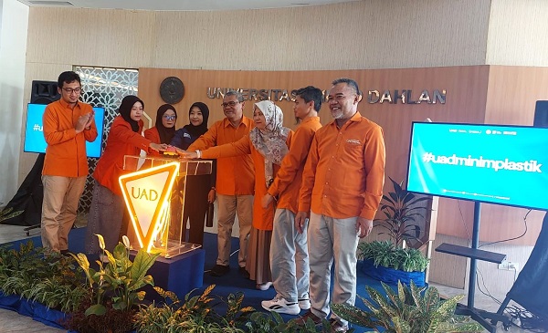 Peluncurkan Gerakan #uadminimplastik di Hall Kampus 4 UAD Yogyakarta, Senin (27/4/2026). (foto : heri purwata)