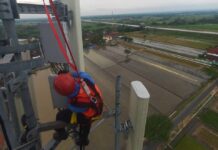Trafik Data Melonjak 21% Saat Lebaran, XLSMART Pastikan Jaringan Tetap Andal di Tengah Arus Mudik Tim Teknisi XLSMART sedang bekerja diatas Menara BTS di jalur strategis guna memastikan kualitas jaringan tetap andal selama periode arus mudik dan arus balik Hari Raya Idul Fitri 2026. Langkah ini dilakukan seiring dengan lonjakan trafik layanan dan data nasional yang mencapai 21% dibandingkan hari normal dan meningkat 7% dari periode lebaran tahun sebelumnya. Penguatan jaringan 4G dan perluasan 5G difokuskan pada jalur tujuan mudik, kawasan wisata, serta pusat aktivitas masyarakat guna menghadirkan pengalaman digital yang lebih cepat dan stabil bagi pelanggan.