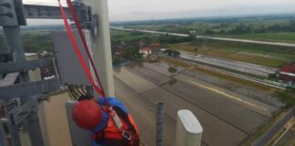 Trafik Data Melonjak 21% Saat Lebaran, XLSMART Pastikan Jaringan Tetap Andal di Tengah Arus Mudik Tim Teknisi XLSMART sedang bekerja diatas Menara BTS di jalur strategis guna memastikan kualitas jaringan tetap andal selama periode arus mudik dan arus balik Hari Raya Idul Fitri 2026. Langkah ini dilakukan seiring dengan lonjakan trafik layanan dan data nasional yang mencapai 21% dibandingkan hari normal dan meningkat 7% dari periode lebaran tahun sebelumnya. Penguatan jaringan 4G dan perluasan 5G difokuskan pada jalur tujuan mudik, kawasan wisata, serta pusat aktivitas masyarakat guna menghadirkan pengalaman digital yang lebih cepat dan stabil bagi pelanggan.