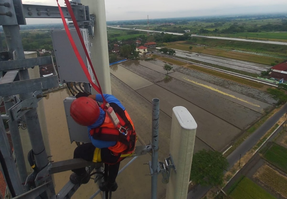 Tim Teknisi XLSMART sedang bekerja diatas Menara BTS di jalur strategis guna memastikan kualitas jaringan tetap andal selama periode arus mudik dan arus balik Hari Raya Idul Fitri 2026. Langkah ini dilakukan seiring dengan lonjakan trafik layanan dan data nasional yang mencapai 21% dibandingkan hari normal dan meningkat 7% dari periode lebaran tahun sebelumnya. Penguatan jaringan 4G dan perluasan 5G difokuskan pada jalur tujuan mudik, kawasan wisata, serta pusat aktivitas masyarakat guna menghadirkan pengalaman digital yang lebih cepat dan stabil bagi pelanggan.