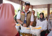 Dirut BULOG Bersama Forkopimda Mojokerto Salurkan Bantuan Pangan, Pastikan Tepat Sasaran