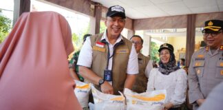 Dirut BULOG Bersama Forkopimda Mojokerto Salurkan Bantuan Pangan, Pastikan Tepat Sasaran
