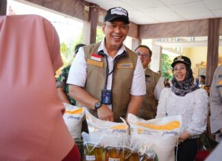 Dirut BULOG Bersama Forkopimda Mojokerto Salurkan Bantuan Pangan, Pastikan Tepat Sasaran