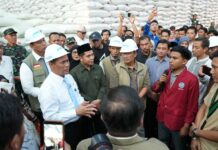 Kunjungan Menteri Pertanian Andi Amran Sulaiman di Gudang BULOG Jawa Timur, Dirut BULOG: Pastikan Stok Beras Nasional Aman