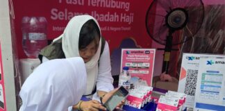 Paket Haji XLSMART 2026: Kuota Besar, Harga Kompetitif, Jemaah Tetap Terhubung di Tanah Suci Petugas layanan pelanggan XLSMART melayani salah satu jamaah haji di Posko XLSMART Asrama Haji Bekasi, Jawa Barat, Rabu (22/4).