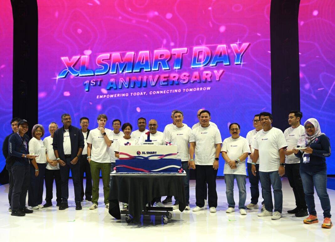Jajaran Dewan Direksi dan Dewan Komisaris beserta perwakilan karyawan melakukan seremoni simbolis dalam rangka perayaan satu tahun perjalanan perusahaan di Indonesia Convention Exhibition (ICE) BSD City, Sabtu (25/04).