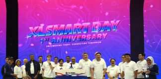 Setahun XLSMART: Akselerasi Jaringan, Lonjakan Kinerja, dan Komitmen pada Pelanggan Jajaran Dewan Direksi dan Dewan Komisaris beserta perwakilan karyawan melakukan seremoni simbolis dalam rangka perayaan satu tahun perjalanan perusahaan di Indonesia Convention Exhibition (ICE) BSD City, Sabtu (25/04).