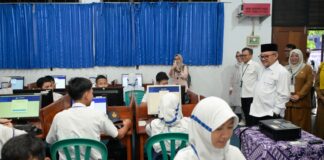 Tinjau SMP N 2 Curug Tangerang, Mendikdasmen Pastikan TKA SMP Berjalan Lancar dan Kredibel