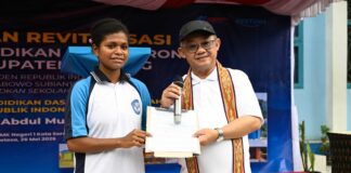 Senang Sekolahnya Dapat Bantuan Perpustakaan hingga Makanan Bergizi, Siswa asal Papua ini Berkirim Surat kepada Presiden