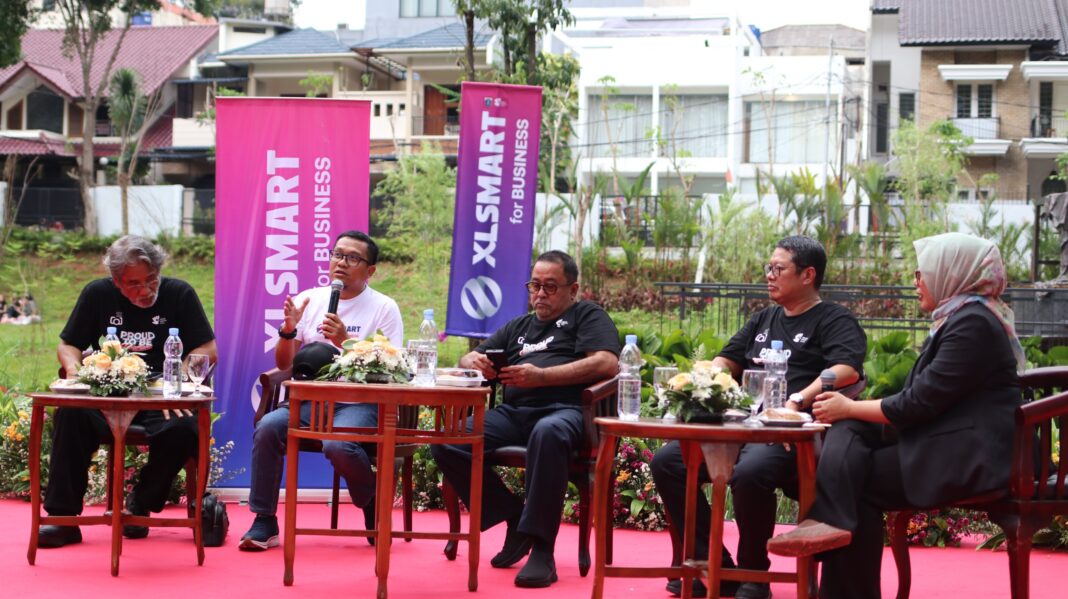 Fotografer Professional, Darwis Triadi; Chief Enterprise & SME Officer XLSMART, Feby Sallyanto; Wakil Gubernur DKI Jakarta, Rano Karno; dan Kepala Dinas Komunikasi, Informatika, dan Statistik DKI Jakarta, Budi Awaluddin; dalam sesi peluncuran Kompetisi Foto dan Video 'Color of Jakarta 2026', di Jakarta Selatan, Jumat (17/4).
