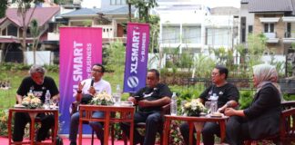 XLSMART for BUSINESS Perkuat Peran sebagai Digital Ecosystem Enabler, Siap Replikasi Smart City ke Berbagai Daerah Fotografer Professional, Darwis Triadi; Chief Enterprise & SME Officer XLSMART, Feby Sallyanto; Wakil Gubernur DKI Jakarta, Rano Karno; dan Kepala Dinas Komunikasi, Informatika, dan Statistik DKI Jakarta, Budi Awaluddin; dalam sesi peluncuran Kompetisi Foto dan Video 'Color of Jakarta 2026', di Jakarta Selatan, Jumat (17/4).