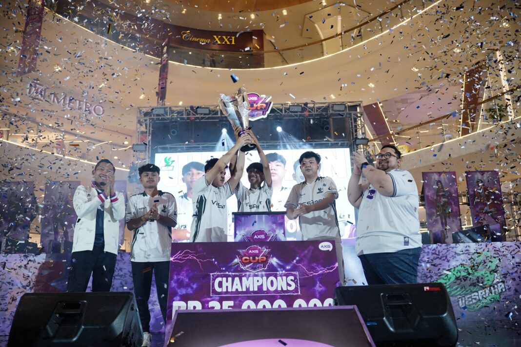 Head of Marketing Youth Segment AXIS XLSMART, Rizki Akbar (kanan) Bersama Tim Sriwijaya E-Sports. Tim Sriwijaya E-Sports meraih kemenangan dalam sesi Free Fite National Series (FFNS) 2026 Fall di Solo, Minggu (10/5), dalam rangkaian AXIS CUP 2026.