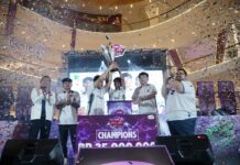 AXIS CUP 2026 Digelar di 88 Kota, Perkuat Ekosistem Esports dengan Dukungan AXIS 5G AF Head of Marketing Youth Segment AXIS XLSMART, Rizki Akbar (kanan) Bersama Tim Sriwijaya E-Sports. Tim Sriwijaya E-Sports meraih kemenangan dalam sesi Free Fite National Series (FFNS) 2026 Fall di Solo, Minggu (10/5), dalam rangkaian AXIS CUP 2026.