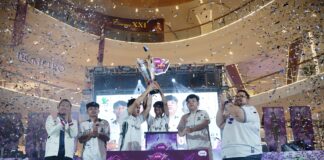 AXIS CUP 2026 Digelar di 88 Kota, Perkuat Ekosistem Esports dengan Dukungan AXIS 5G AF Head of Marketing Youth Segment AXIS XLSMART, Rizki Akbar (kanan) Bersama Tim Sriwijaya E-Sports. Tim Sriwijaya E-Sports meraih kemenangan dalam sesi Free Fite National Series (FFNS) 2026 Fall di Solo, Minggu (10/5), dalam rangkaian AXIS CUP 2026.