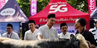 XLSMART Gaungkan Semangat Berbagi Lewat Program “Qurban Satu Rasa” Ketua Umum MTXLSMART, Feby Sallyanto; Direktur & Chief People Officer XLSMART, Jeremiah Ratadhi; Direktur & Chief Strategy & Home Business Officer XLSMART, Feiruz Ikhwan Bin Abdul Malek; Direktur & Chief Regulatory Officer XLSMART, Merza Fachys, bersama Duta Qurban XLSMART, dalam sesi penyerahan qurban secara simbolis di Kantor XLSMART Jalan Rasuna Said, Jakarta Selatan, Selasa (26/5).
