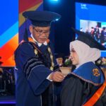 Rektor : Lulusan UAD Harus Jadi Generasi Pembelajar Sepanjang Hayat Rektor UAD, Prof Muchlas menyematkan Pin kepada wisudawati pada Periode III Tahun Akademik 2025/2026 di Gedung Jogja Expo Center (JEC) Sabtu (9/5/2026). (foto : istimewa)