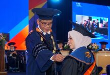 Rektor : Lulusan UAD Harus Jadi Generasi Pembelajar Sepanjang Hayat Rektor UAD, Prof Muchlas menyematkan Pin kepada wisudawati pada Periode III Tahun Akademik 2025/2026 di Gedung Jogja Expo Center (JEC) Sabtu (9/5/2026). (foto : istimewa)