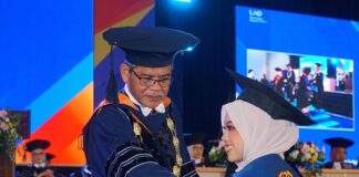 Rektor : Lulusan UAD Harus Jadi Generasi Pembelajar Sepanjang Hayat Rektor UAD, Prof Muchlas menyematkan Pin kepada wisudawati pada Periode III Tahun Akademik 2025/2026 di Gedung Jogja Expo Center (JEC) Sabtu (9/5/2026). (foto : istimewa)