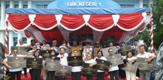 Mendikdasmen Serahkan Bantuan Revitalisasi Sekolah di Kota/Kabupaten Sorong Senilai Total Rp20,1 Miliar