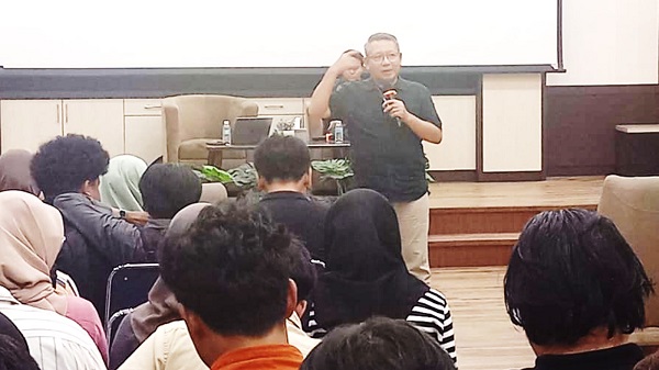 Fathul Wahid saat menyampaikan materi Kuliah Umum kepada mahasiswa, Selasa (23/6/2026). (foto : istimewa)