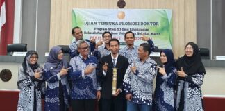 Transisi Industri Batik Tradisional ke Ekonomi Sirkular Butuh Strategi Bridging Intervention Feris Firdaus bersama dosen-dosen Jurusan Teknik Industri FTI UII seusai Ujian Terbuka di Program Studi Ilmu Lingkungan Manajemen Sumber Daya, Sekolah Pascasarjana Universitas Sebelas Maret Surakarta, Selasa (23/6/2026). (foto : istimewa)