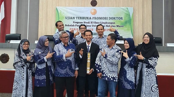 Feris Firdaus bersama dosen-dosen Jurusan Teknik Industri FTI UII seusai Ujian Terbuka di Program Studi Ilmu Lingkungan Manajemen Sumber Daya, Sekolah Pascasarjana Universitas Sebelas Maret Surakarta, Selasa (23/6/2026). (foto : istimewa)