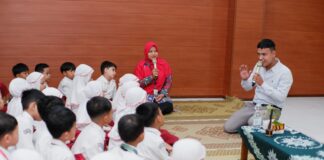 Native Speaker Uzbekistan Ajak Murid SD Muhammadiyah PK Solo Berbahasa Inggris
