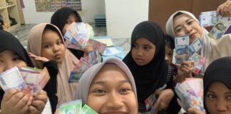 Mahasiswa UMS Kenalkan Rupiah, Anak PMI Malaysia Antusias