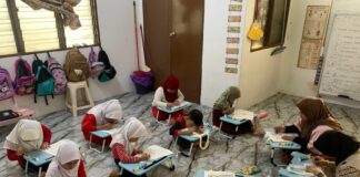 KKN Internasional UMS Ajarkan Batik Anak Migran Indonesia
