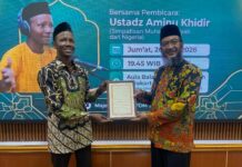 Mahasiswa Nigeria Tulis Al-Qur’an, Hadiahkan Mushaf ke PDM Solo