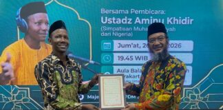 Mahasiswa Nigeria Tulis Al-Qur’an, Hadiahkan Mushaf ke PDM Solo