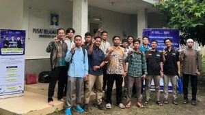 Peserta pelatihan foto bersama di depan Kantor PBJJ UII di Bogor, Jawa Barat. (foto : istimewa)