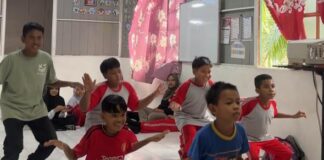 Mahasiswa KKN UMS Kenalkan Tari Indonesia di Malaysia