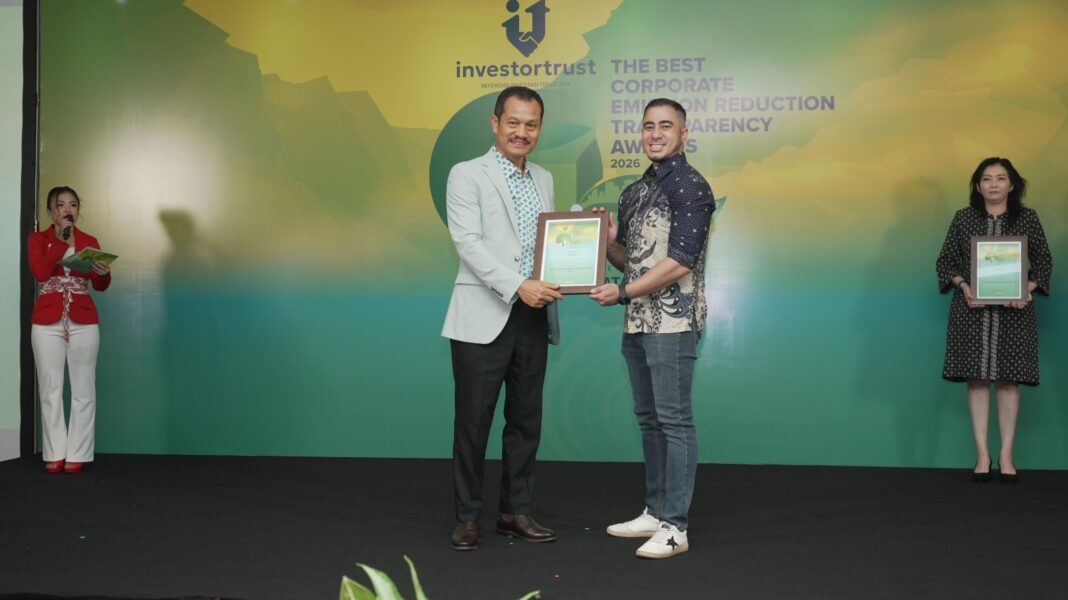 Group Head Corporate Communications & Sustainability XLSMART, Reza Mirza, mewakili perusahaan menerima penghargaan Diamond Achievement in Emission Transparency dalam ajang The Best Corporate Emission Reduction Transparency Awards 2026.