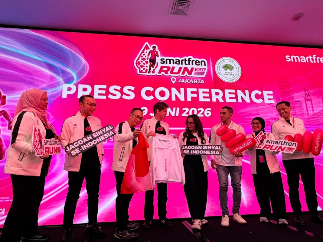 (ki-ka) Regional Group Head Jakarta Banten XLSMART Rd. Sofia Purbayanti, Core Planning Design & Deployment XLSMART Eben Eliezer Pandapotan, Group Head Marketing SMARTFREN XLSMART Astiyanto Tri Muktiwibowo, Direktur & Chief Commercial Officer XLSMART David Arcelus Oses, Head of Brand Marketing SMARTFREN XLSMART Edtine Pamilien Gensana, Group Head Corporate Communication & Sustainability XLSMART Reza Mirza, Komisi Road Race Event Satyo Haryo Wibisono, dan Race Director SMARTFREN Run Safrita Aryana berfoto bersama usai Press Conference SMARTFREN Run 2026 dan kampanye “Jagoan Sinyal Se-Indonesia” di XLSMART Tower, Jakarta, Selasa (9/6).