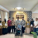 11 Lulusan DIAZ Jambi Lolos ke Universitas Al Azhar Mesir, Total Alumni Tembus 30 Orang Direktur Pendidikan DIAZ Jambi, Ustaz H.M. Hafizh El Yusufie, M.Pd., dan Ketua YPPD Dra. Hj. Umi Rosmaini MS, M.Pd.I., bersama Lulusan DIAZ Jambi yang Lolos Studi ke Universitas Al Azhar Mesir.