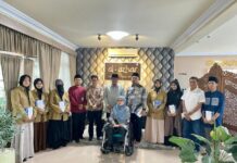 11 Lulusan DIAZ Jambi Lolos ke Universitas Al Azhar Mesir, Total Alumni Tembus 30 Orang Direktur Pendidikan DIAZ Jambi, Ustaz H.M. Hafizh El Yusufie, M.Pd., dan Ketua YPPD Dra. Hj. Umi Rosmaini MS, M.Pd.I., bersama Lulusan DIAZ Jambi yang Lolos Studi ke Universitas Al Azhar Mesir.