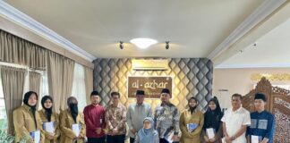 11 Lulusan DIAZ Jambi Lolos ke Universitas Al Azhar Mesir, Total Alumni Tembus 30 Orang Direktur Pendidikan DIAZ Jambi, Ustaz H.M. Hafizh El Yusufie, M.Pd., dan Ketua YPPD Dra. Hj. Umi Rosmaini MS, M.Pd.I., bersama Lulusan DIAZ Jambi yang Lolos Studi ke Universitas Al Azhar Mesir.