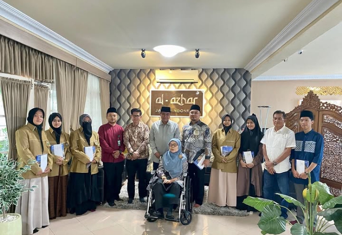 Direktur Pendidikan DIAZ Jambi, Ustaz H.M. Hafizh El Yusufie, M.Pd., dan Ketua YPPD Dra. Hj. Umi Rosmaini MS, M.Pd.I., bersama Lulusan DIAZ Jambi yang Lolos Studi ke Universitas Al Azhar Mesir.