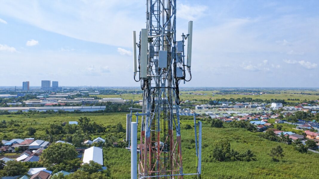 XLSMART_BTS BANJARMASIN : Salah satu Menara BTS XLSMART di Banjarmasin, Kalimantan Selatan (25/6). XLSMART terus memperkuat pengembangan jaringan di Kalimantan melalui perluasan 5G Blanket Coverage yang kini didukung lebih dari 300 BTS 5G di Balikpapan dan Banjarmasin. Penguatan infrastruktur ini menjadi bagian dari komitmen perusahaan menghadirkan konektivitas yang semakin cepat, stabil, dan andal bagi masyarakat serta dunia usaha.