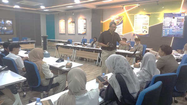Adityanto Prayogo saat menyampaikan materi 'Workshop Pengambilan Keputusan' di Prodi MTI FTI UII, Sabtu (11/7/2026). (foto : istimewa)