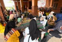 Mahasiswa KKN UMS Bekali Ibu Balita Pertolongan Pertama Tersedak