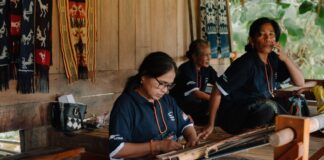 Astra Perkuat Tenun Ikat Sumba, Berdayakan Perempuan Desa
