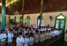 SD Muhammadiyah 1 Solo Biasakan Salat Berjamaah Tertib