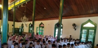 SD Muhammadiyah 1 Solo Biasakan Salat Berjamaah Tertib