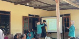 Mahasiswa FIK UMS Edukasi Hipertensi dan Akupresur Lansia