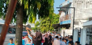 570 Siswa SD Muh PK Banyudono Cabut Paku di Pohon