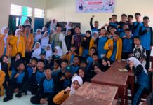 Mahasiswa UMS Motivasi Siswa SMP Muhammadiyah Kotabaru